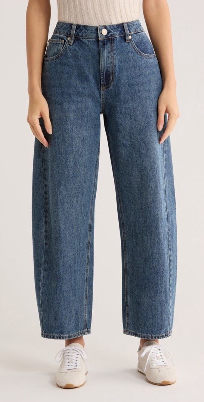 Seven7 Gusset High Waist Ankle Barrel Jeans in a medium-blue wash Size 8